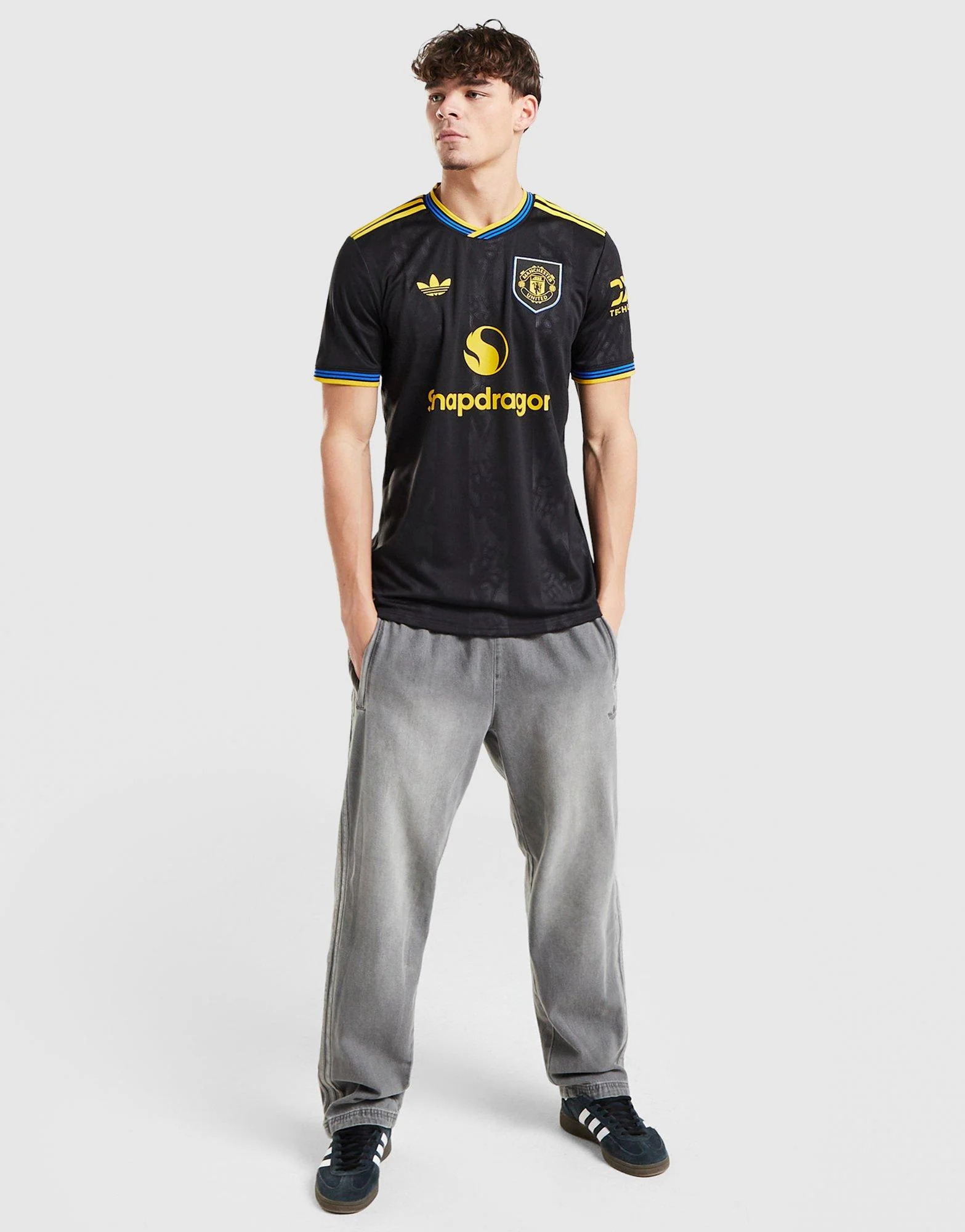 Manchester United 2025/26 Fernandes #8 Third Shirt - Image 4